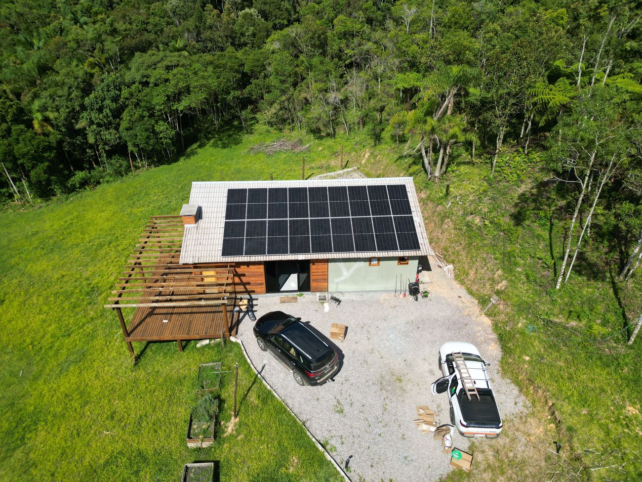 Sistema de energia solar de 10,98 kWp com baterias de lítio em residência na Terceira Linha, Águas Mornas/SC