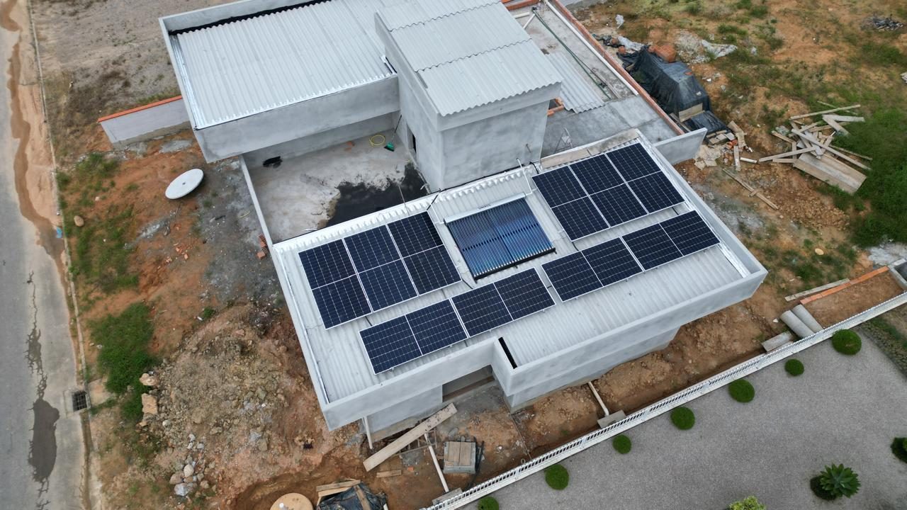 Sistema de energia solar de 5,5 kWp em residência no bairro Usina, Antônio Carlos/SC