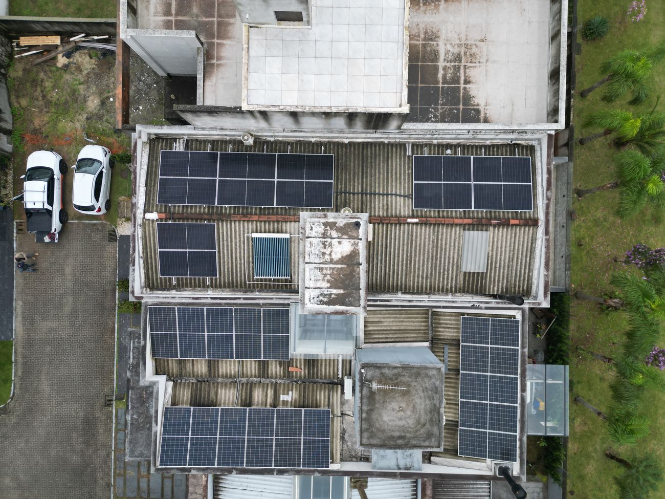 Sistema de energia solar de 7,5 kWp com microinversores em condomínio no bairro Beira Rio, Biguaçu/SC