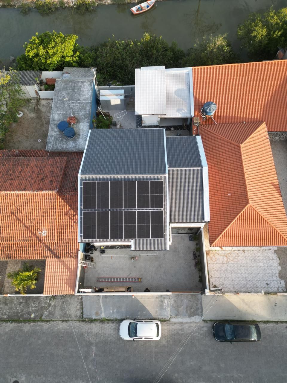 Sistema de energia solar híbrido de 7,8 kWp pronto para baterias na Praia João Rosa, Biguaçu/SC
