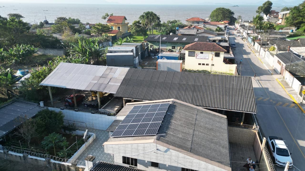 Sistema de energia solar de 6,9 kWp em residência no Morro da Bina, Biguaçu/SC