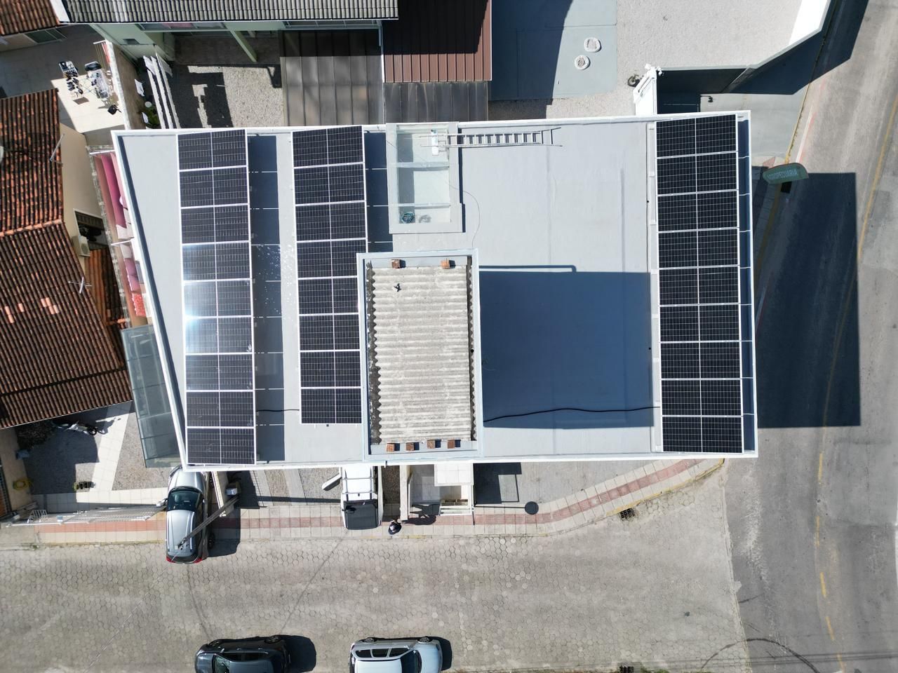 Sistema de energia solar de 15,86 kWp em laje no bairro Rio Caveiras, Biguaçu/SC