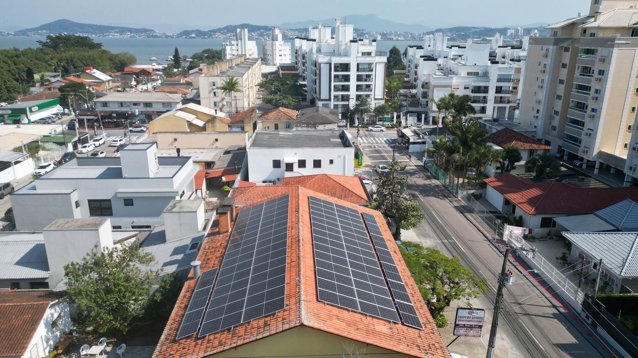 Sistema de energia solar de 38,42 kWp em restaurante no bairro Abraão, Florianópolis/SC
