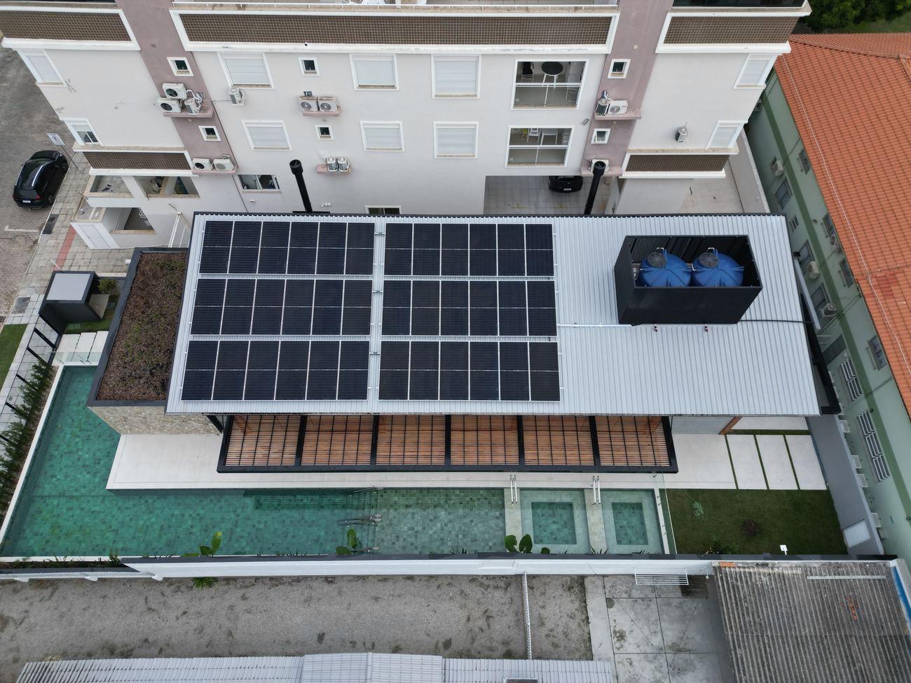 Sistema de energia solar de 22,5 kWp com microinversores em associação em Canasvieiras, Florianópolis/SC