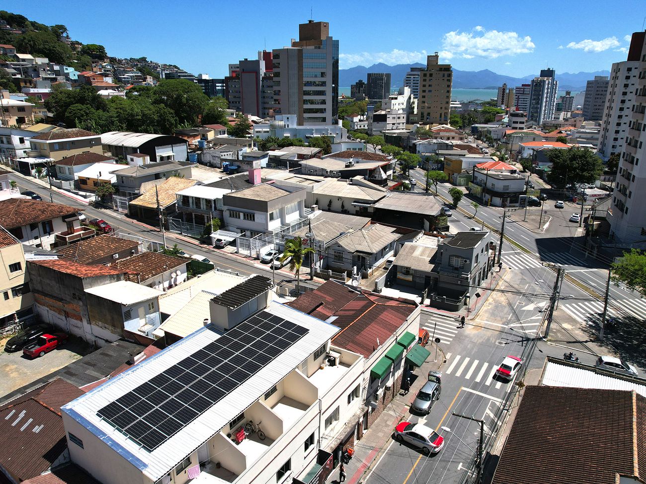 Sistema de energia solar de 14,04 kWp em prédio de kitnets no Centro de Florianópolis/SC