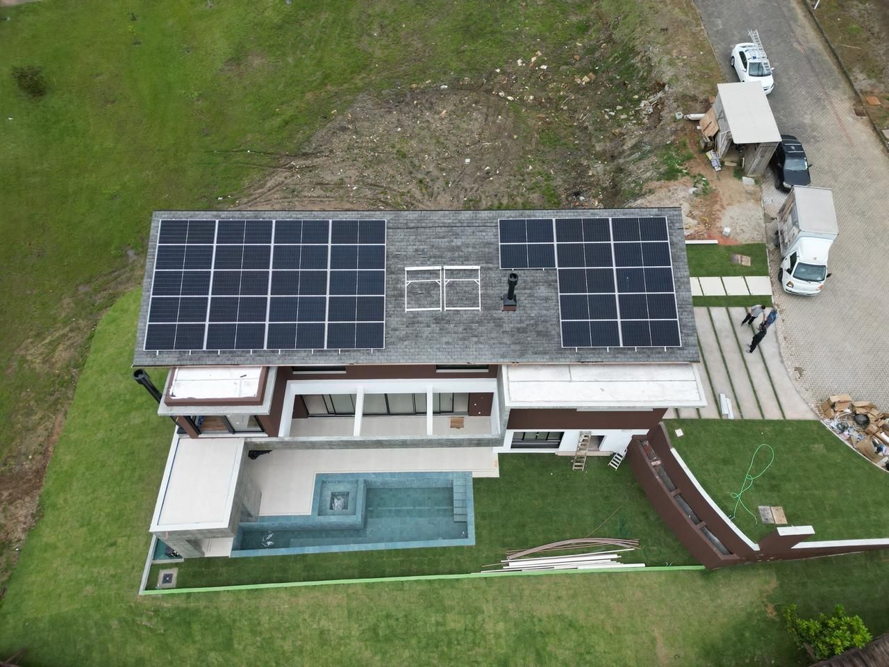 Sistema de energia solar de 19,52 kWp com microinversores em telhado shingle nos Ingleses, Florianópolis/SC