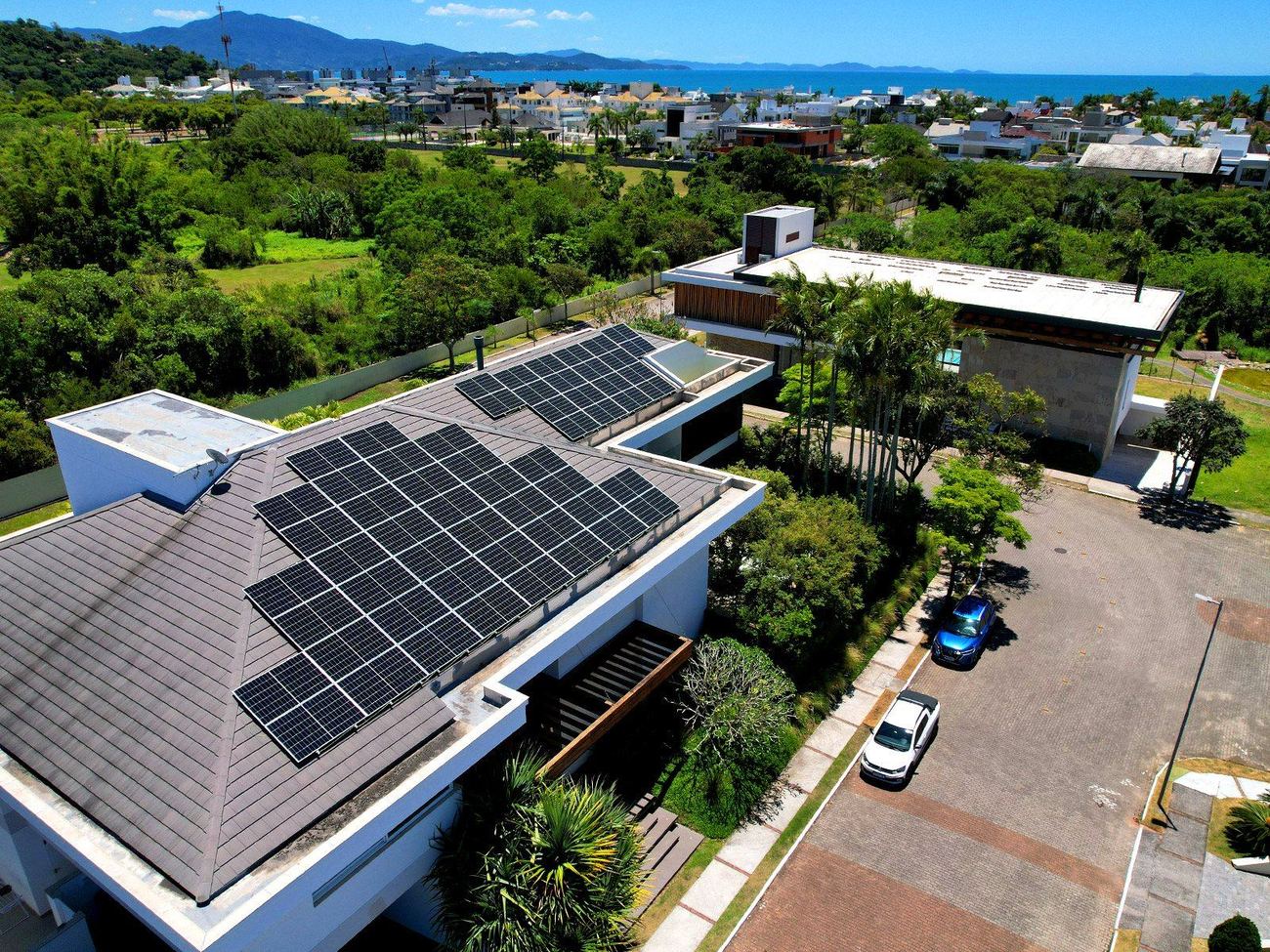 Sistema de energia solar de 26,68 kWp em residência em Jurerê Internacional, Florianópolis/SC
