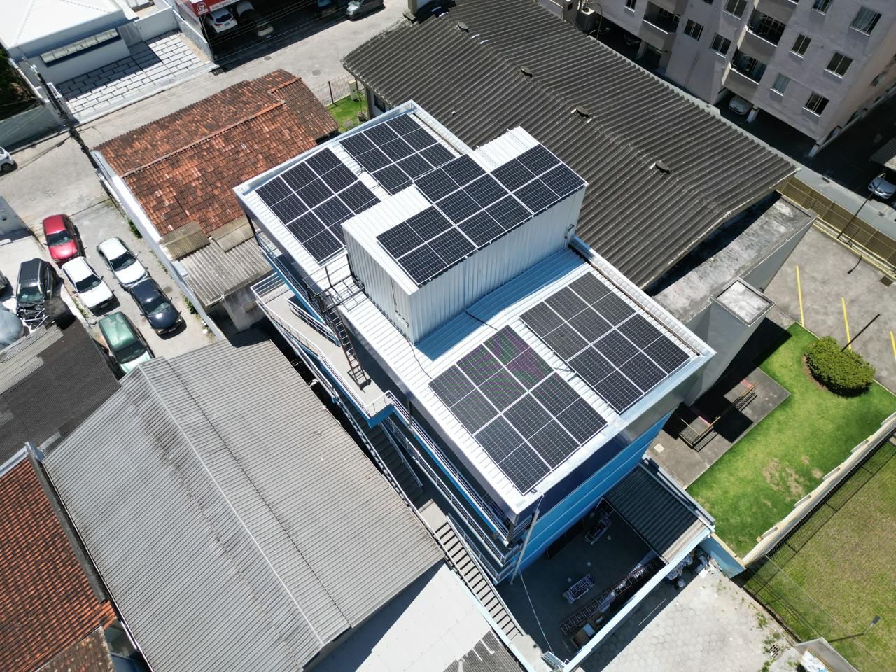 Sistema de energia solar de 18,88 kWp com microinversores em prédio de kitnets na Trindade, Florianópolis/SC