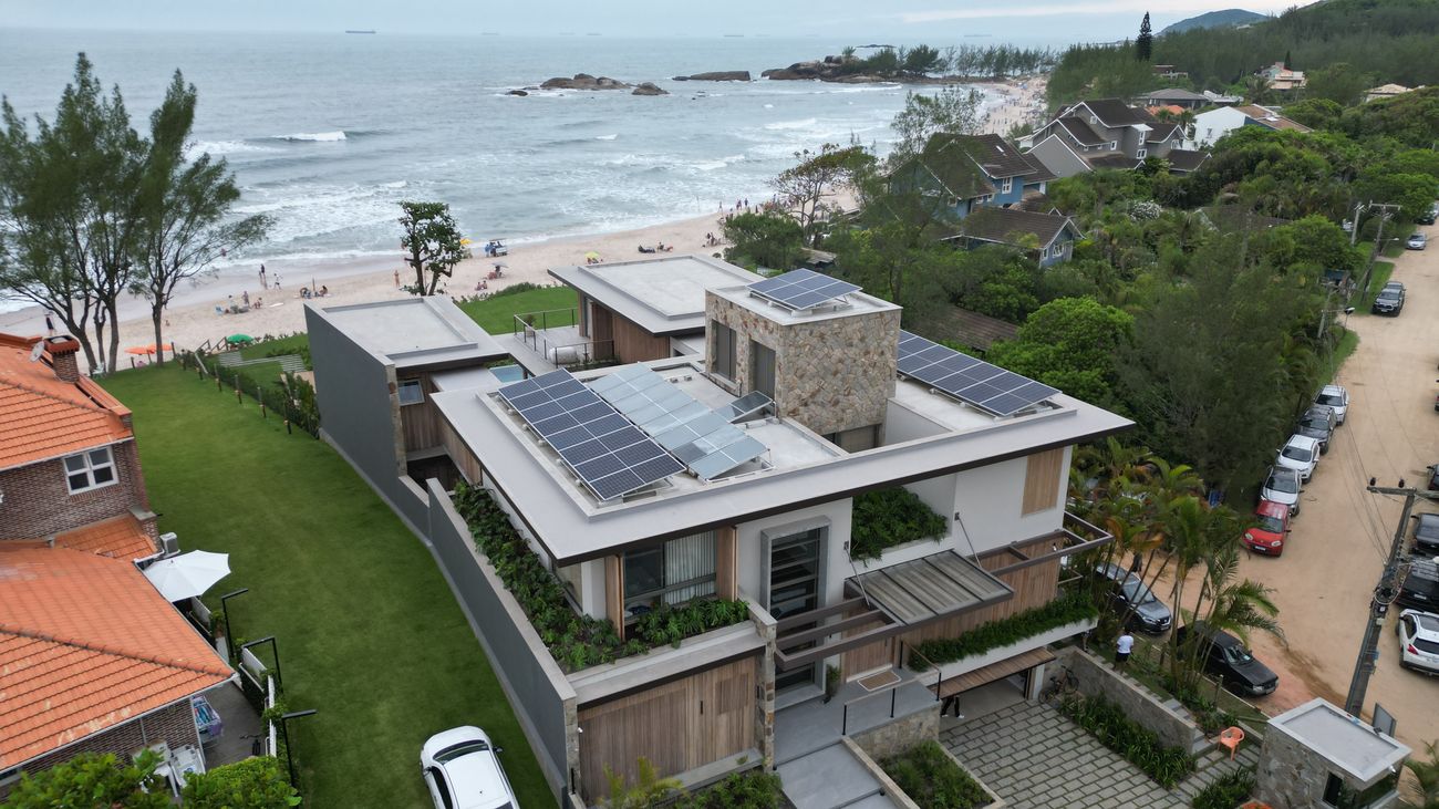 Sistema de energia solar de 10,93 kWp em laje de residência na Barrinha, Garopaba/SC, de frente para o mar