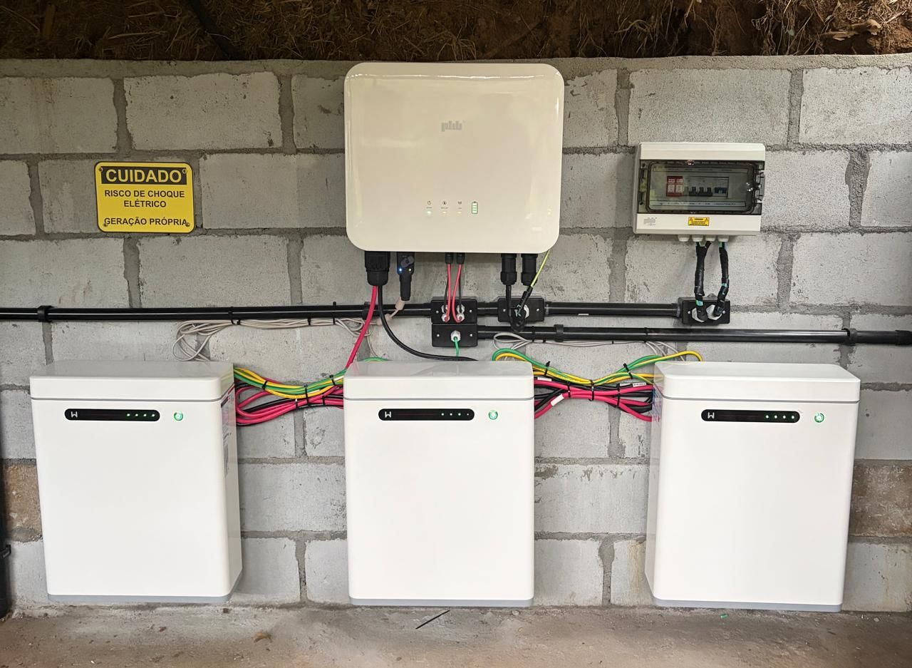 Sistema de energia solar off-grid com inversor PHB e três baterias de lítio em residência na Encantada, Garopaba/SC