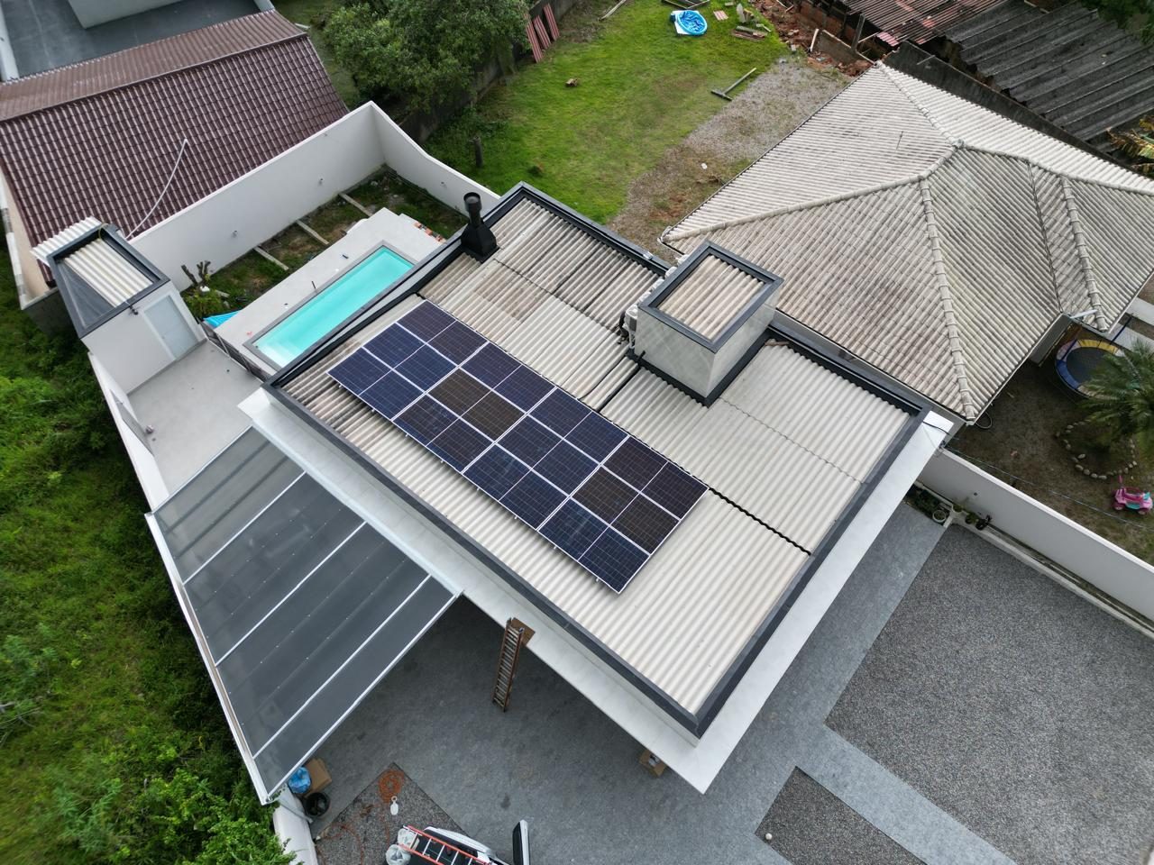 Sistema de energia solar de 7,08 kWp com microinversores no Jordão, Governador Celso Ramos/SC