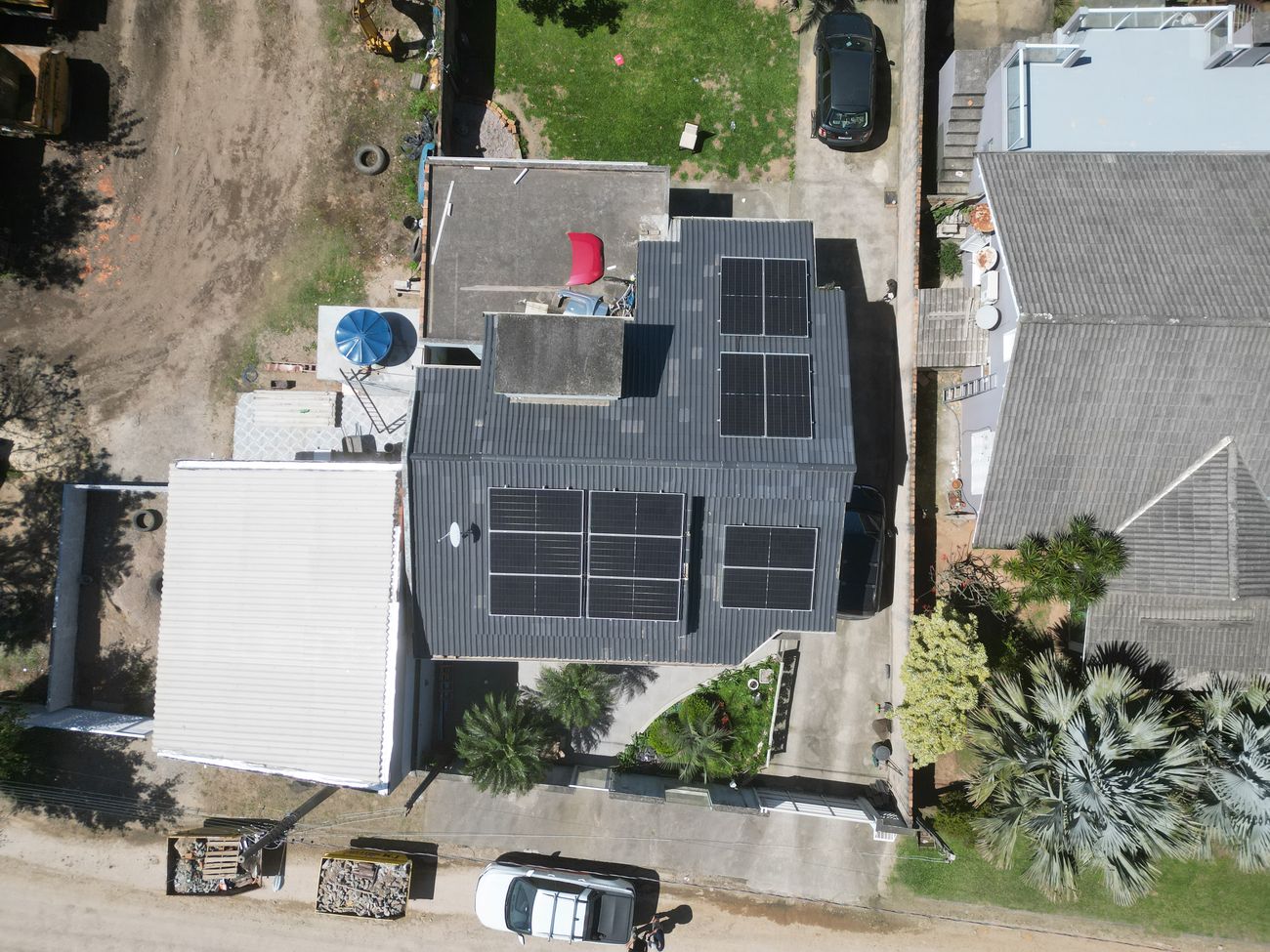 Sistema de energia solar de 7,32 kWp com microinversores em residência no Centro de Imbituba/SC