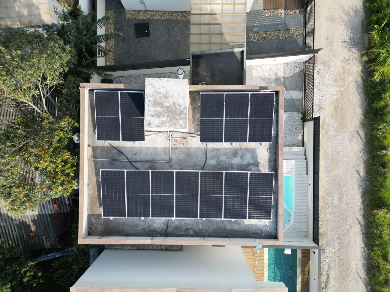 Sistema de energia solar de 7,32 kWp com microinversores em laje em Ibiraquera, Imbituba/SC