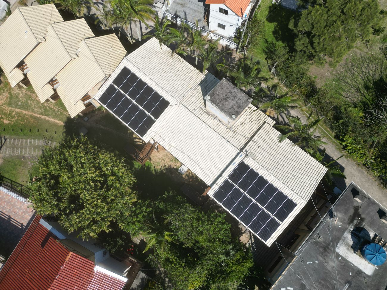 Sistema de energia solar de 14,64 kWp em pousada na Barra de Ibiraquera, Imbituba/SC