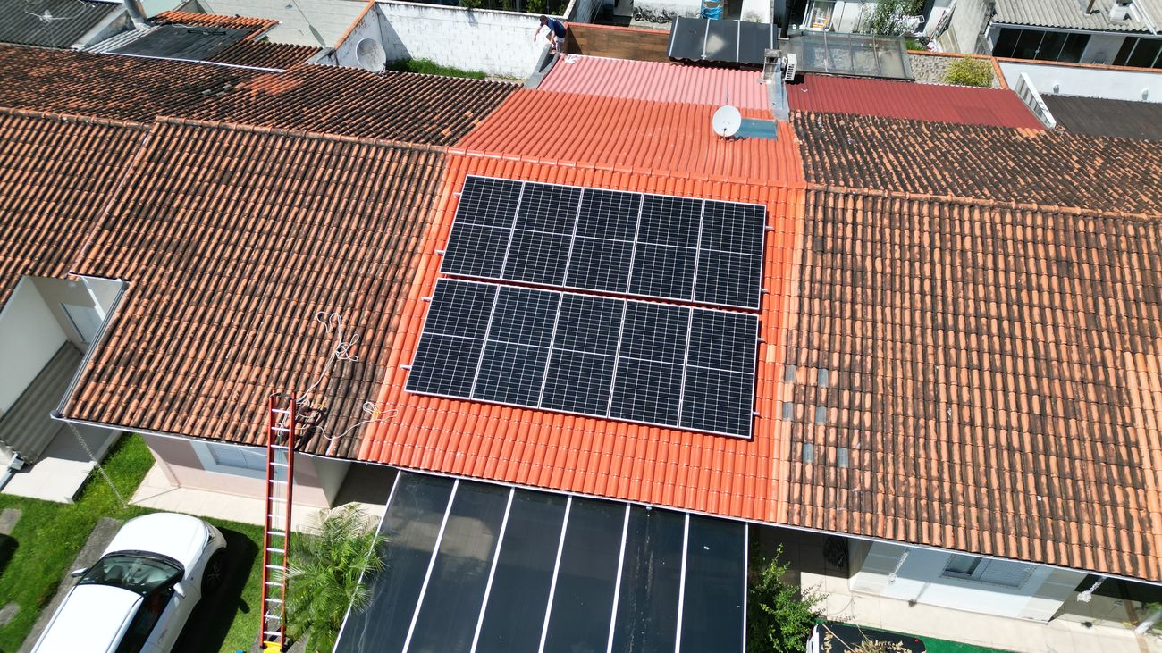 Sistema de energia solar de 5,75 kWp em casa de condomínio no bairro Bela Vista, Palhoça/SC