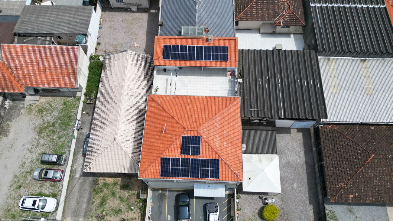 Sistema de energia solar de 8,64 kWp em residência no bairro Passa Vinte, Palhoça/SC