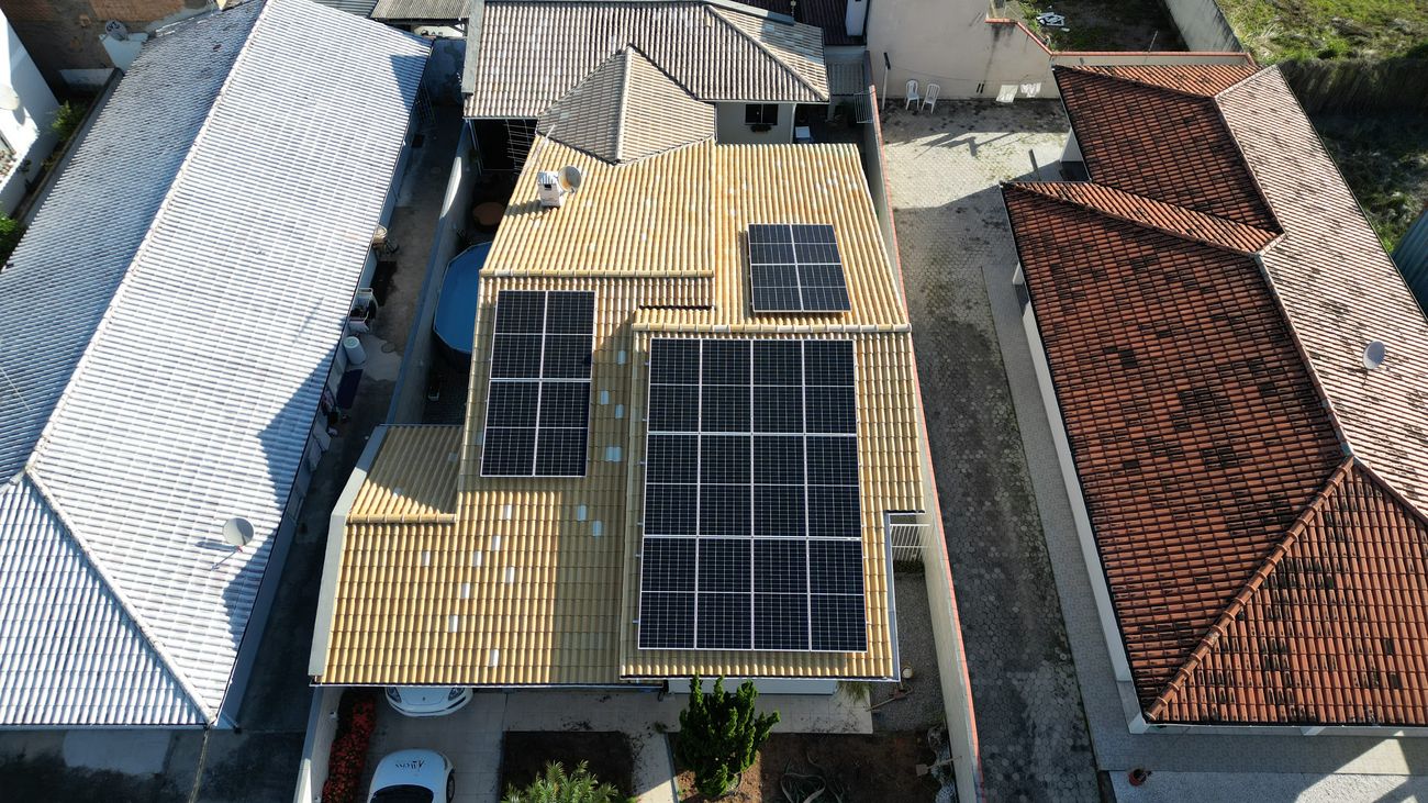 Sistema de energia solar de 11,5 kWp em residência na Ponte do Imaruim, Palhoça/SC