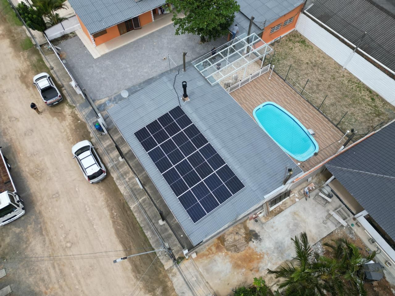 Sistema de energia solar de 9,44 kWp com microinversores em residência na Praia de Fora, Palhoça/SC