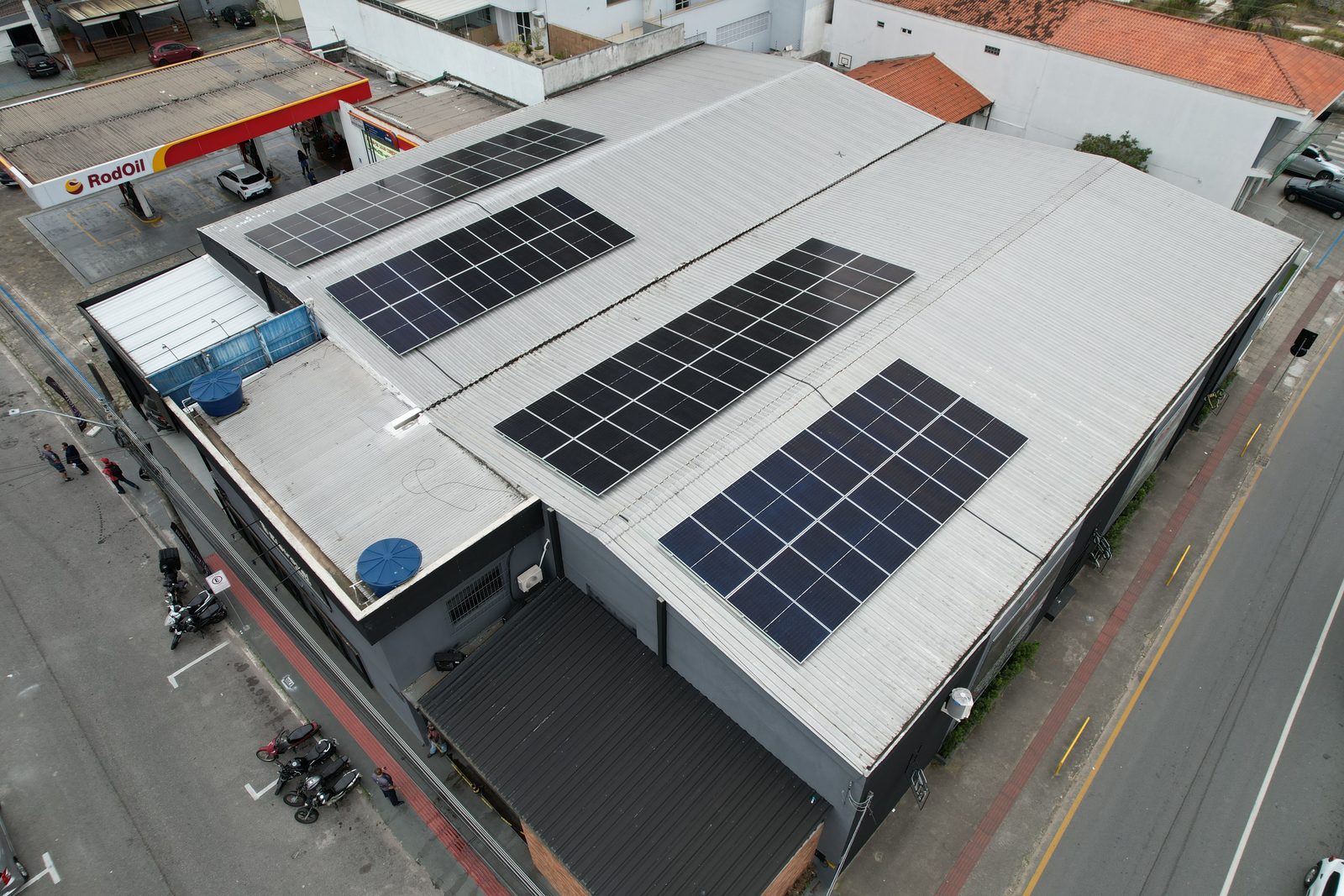 Sistema de energia solar comercial de 46,64 kWp em telhado metálico no bairro Roçado, São José/SC