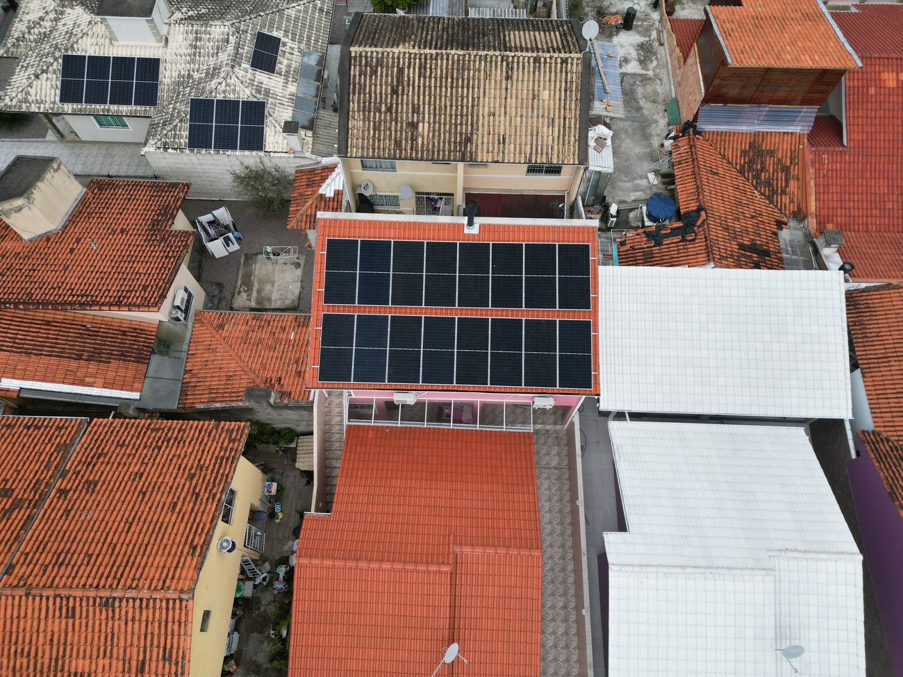 Sistema de energia solar de 9,76 kWp em telhado cerâmico em Forquilhas, São José/SC
