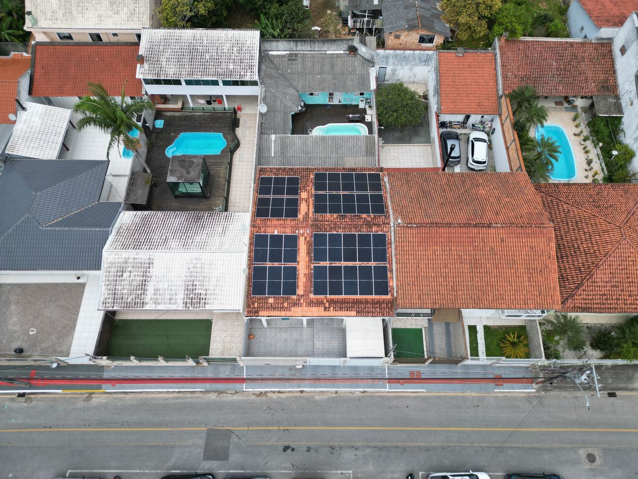 Sistema de energia solar de 19,52 kWp em casa com fábrica de empadas no Jardim Cidade de Florianópolis, São José/SC