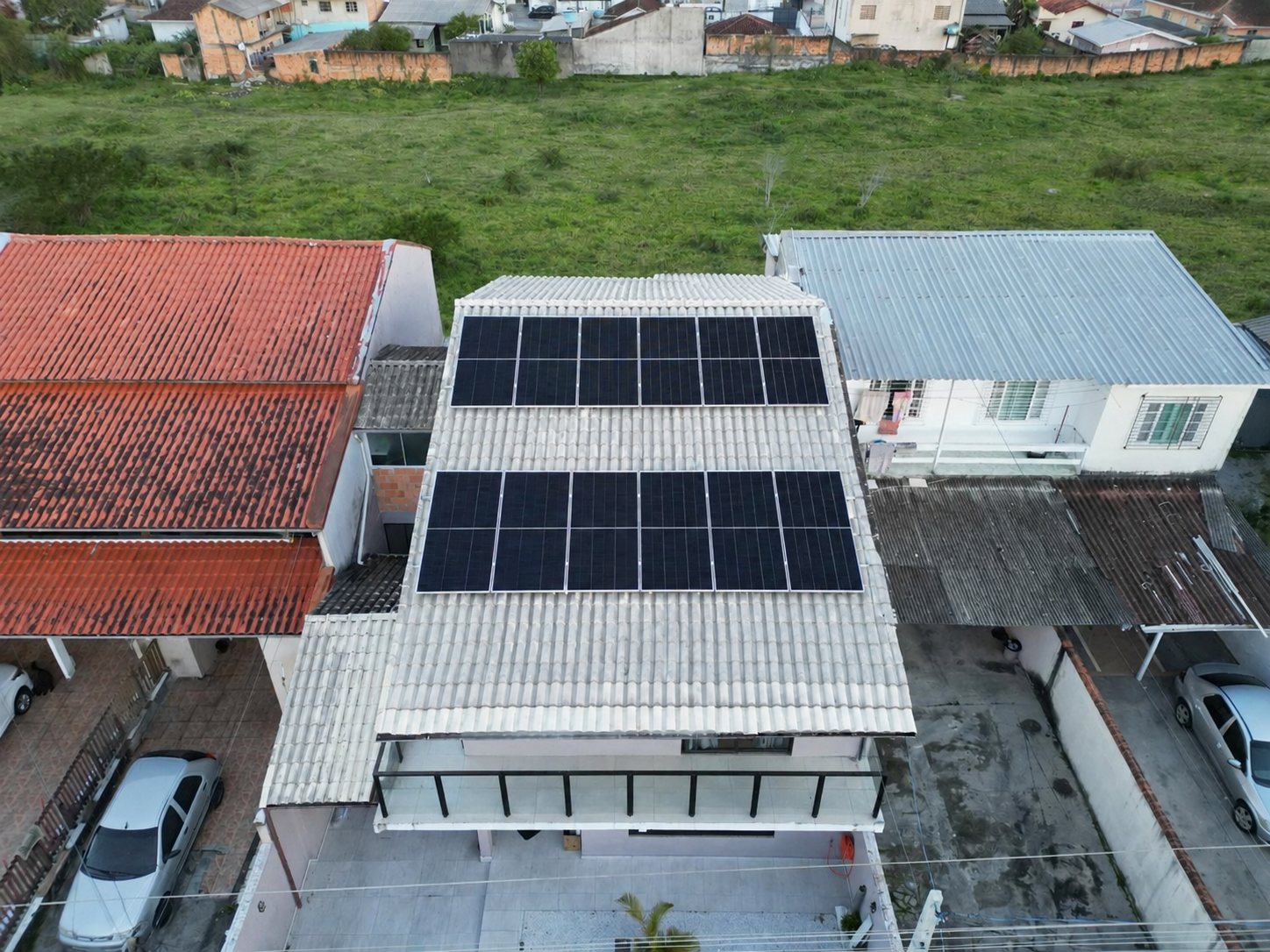 Sistema de energia solar de 7,8 kWp em residência no bairro Real Parque, São José/SC