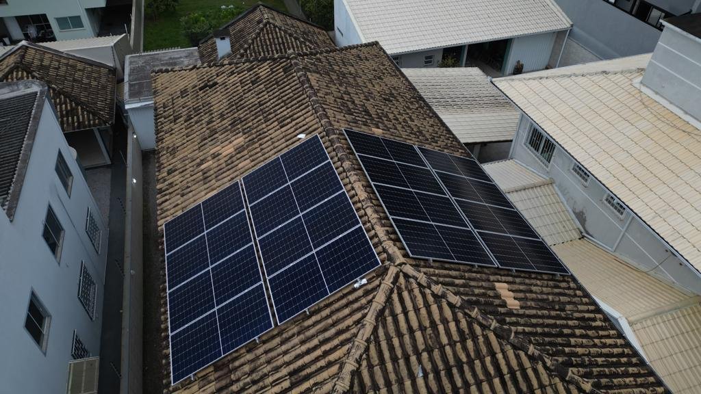 Sistema de energia solar de 8,8 kWp em telhado colonial de residência no bairro Areias, São José/SC