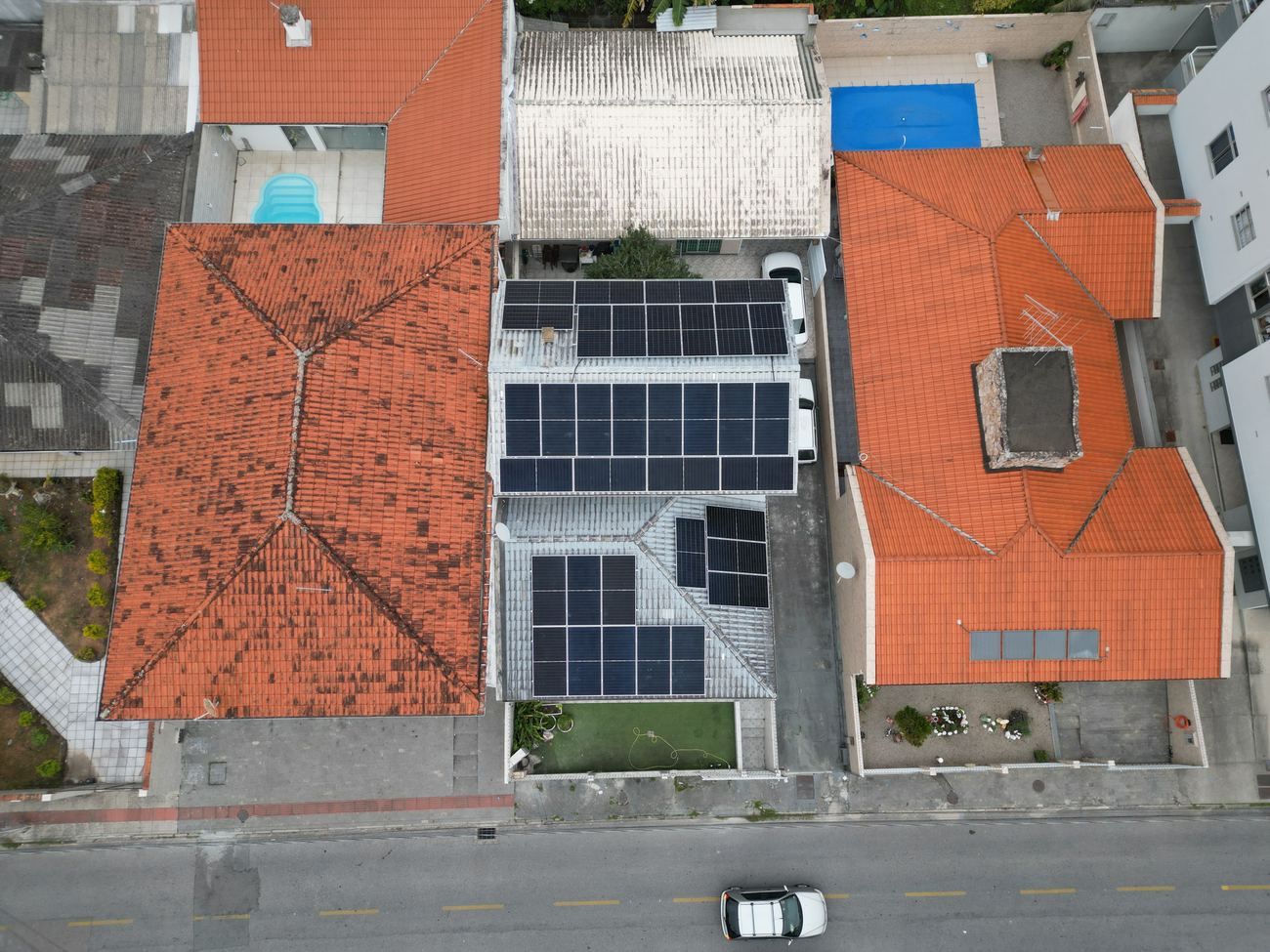Sistema de energia solar de 21,35 kWp em residência que compensa energia em padaria, São José/SC