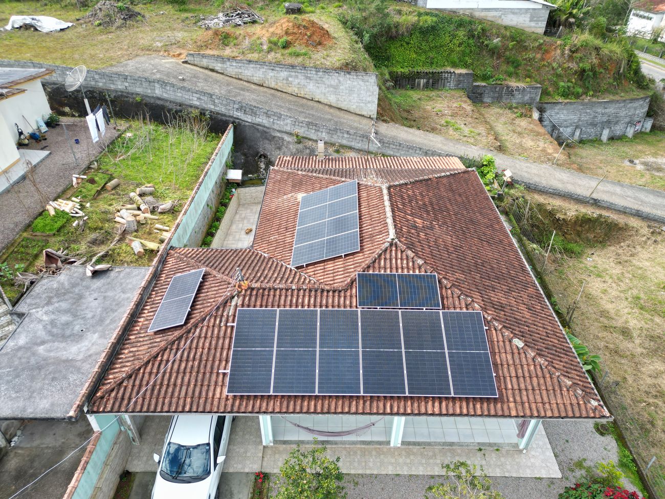 Sistema de energia solar de 7,5 kWp com microinversores em Boa Parada, São Pedro de Alcântara/SC