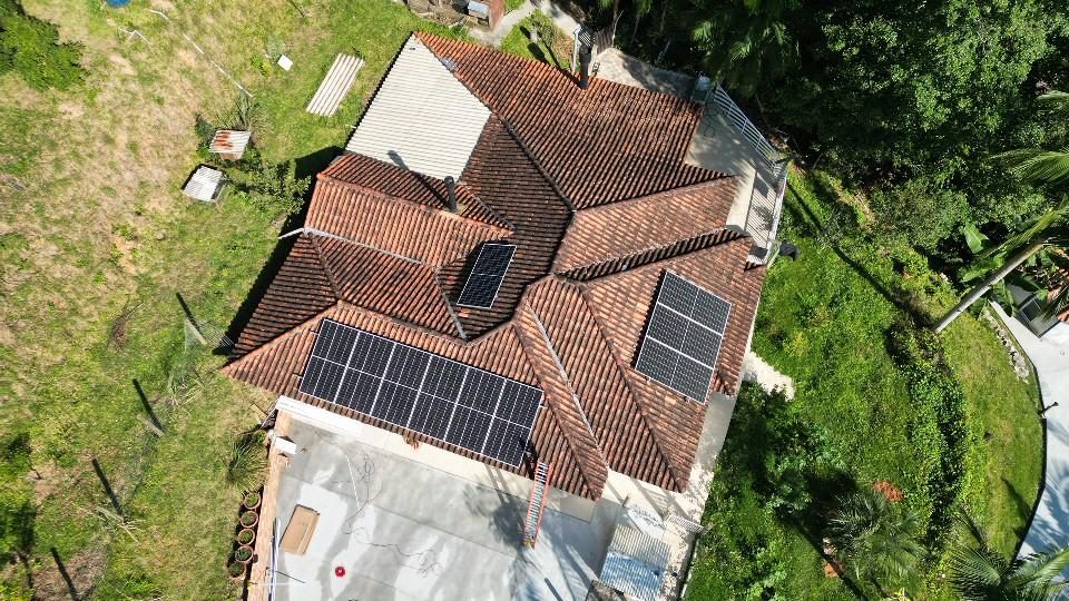 Correção e ampliação de sistema de energia solar com microinversores em Vila Junckes, São Pedro de Alcântara/SC